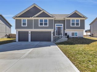 1105 NW 3rd St, Oak Grove, MO 64075