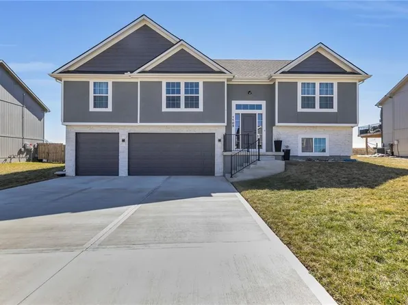 1105 NW 3rd St, Oak Grove, MO 64075