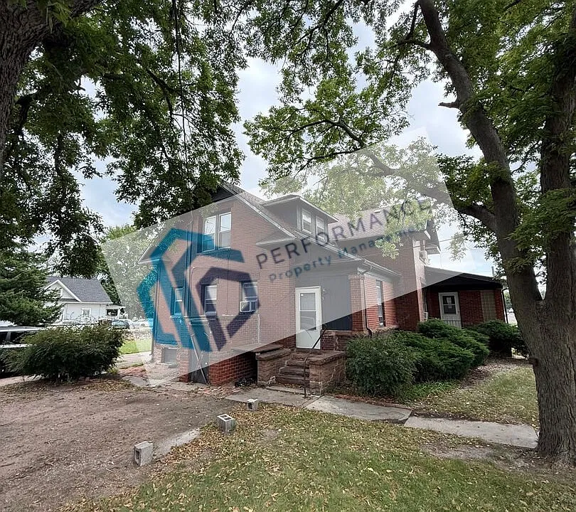 201 E 2nd St