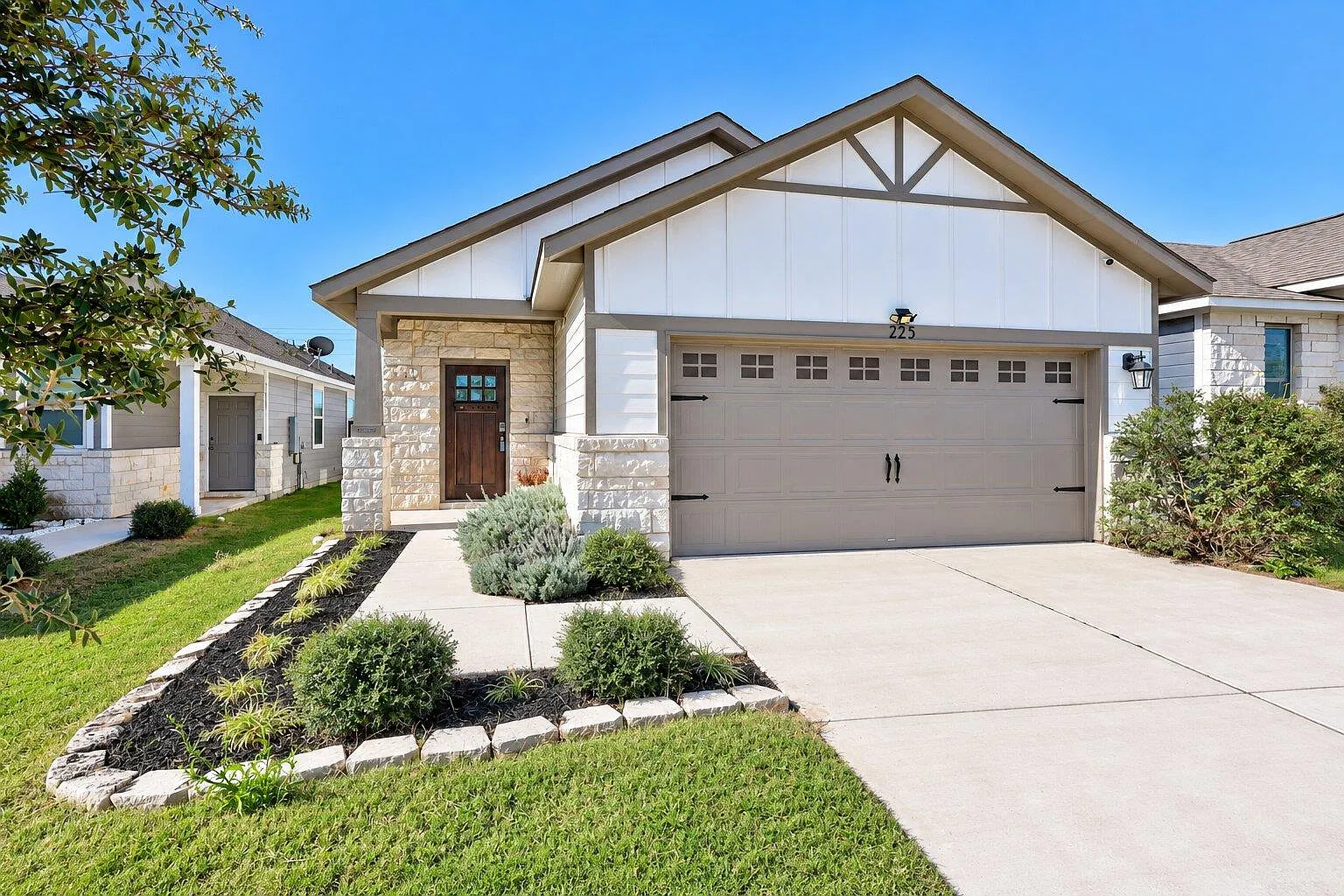 4 bed, 2.0 bath, 1599 sqft, $1,725 — Photo 2