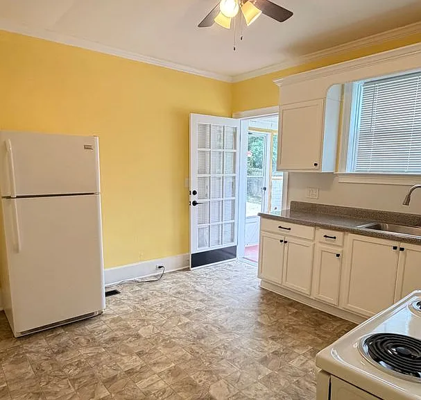 403 E Elm St — Photo 6