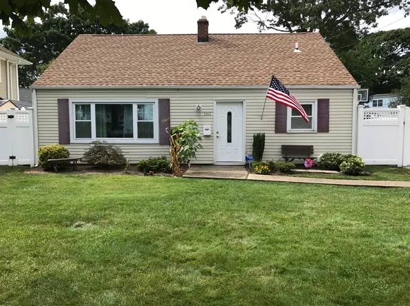 160 Cartwright Blvd, Massapequa Park, NY 11762