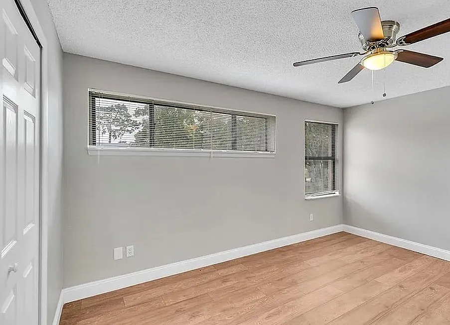 Beautiful 2 Bed 2 Bathroom Townhouse Large Yard — Photo 3