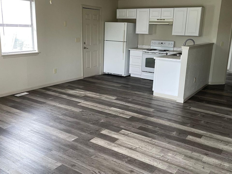 2nd image of 102 W Daugherty St
