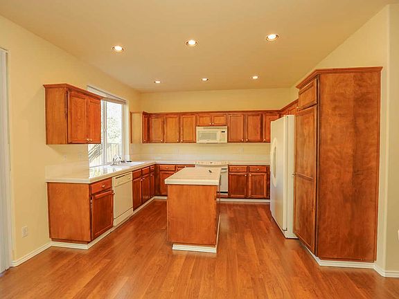 3rd image of 2725 NE 9th Dr