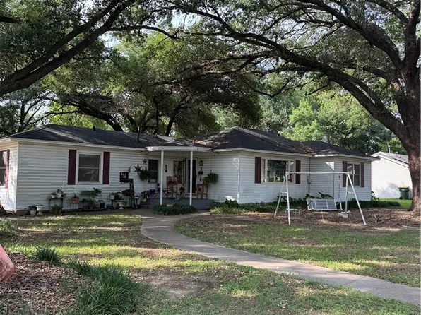 610 Calvert St, Hearne, TX 77859