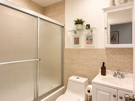 3rd image of 228 Suydam St APT 2R