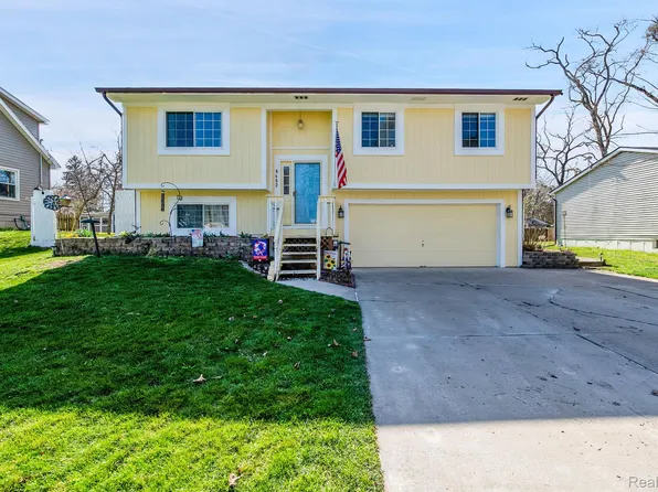 8682 Country Club Dr, Pinckney, MI 48169