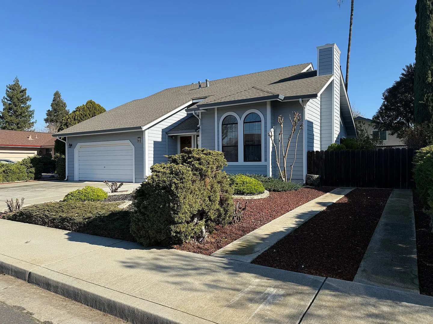 Remarkable Neighborhood Of Custom Homes! 2 Bed 2.5 Bath Located In Central Brentwood Location Wit... — Photo 2