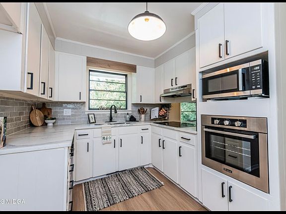 3rd image of 32 Knollwood Rd