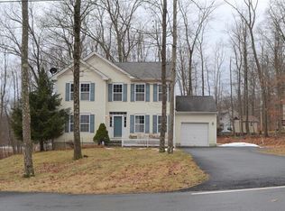 106 Warwick Ct, Bushkill, PA 18324