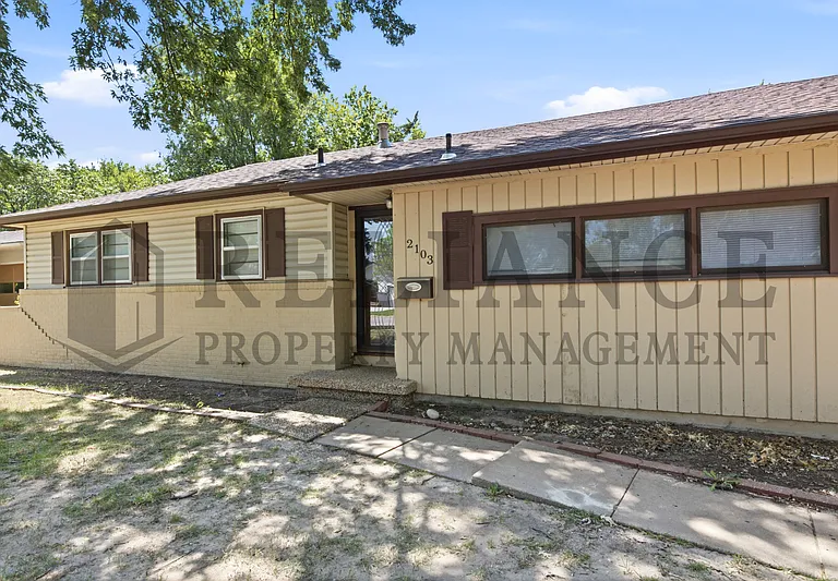 2103 W Columbine Ln — Photo 4