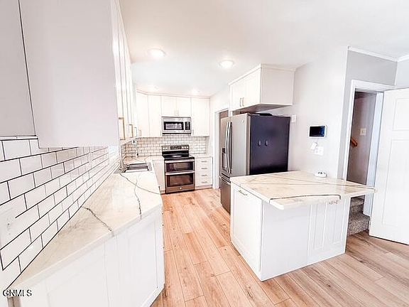 4th image of 812 3rd Ave E