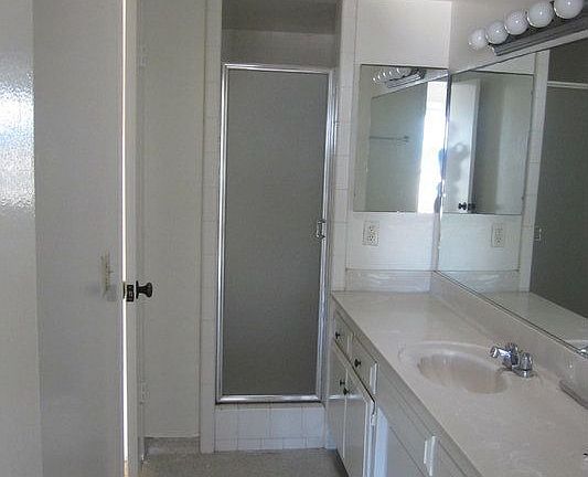 Bathroom Between Both Bedrooms Upstairs