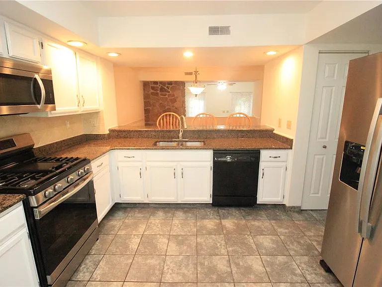 106 Founders Ct — Photo 3