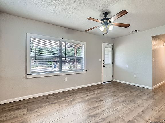 4th image of 1022 Vickers Ave
