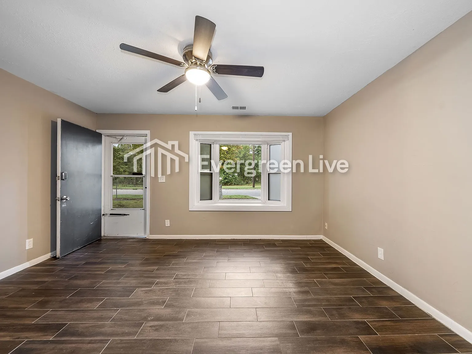 3 bed, 1.0 bath, 925 sqft, $1,295 — Photo 4