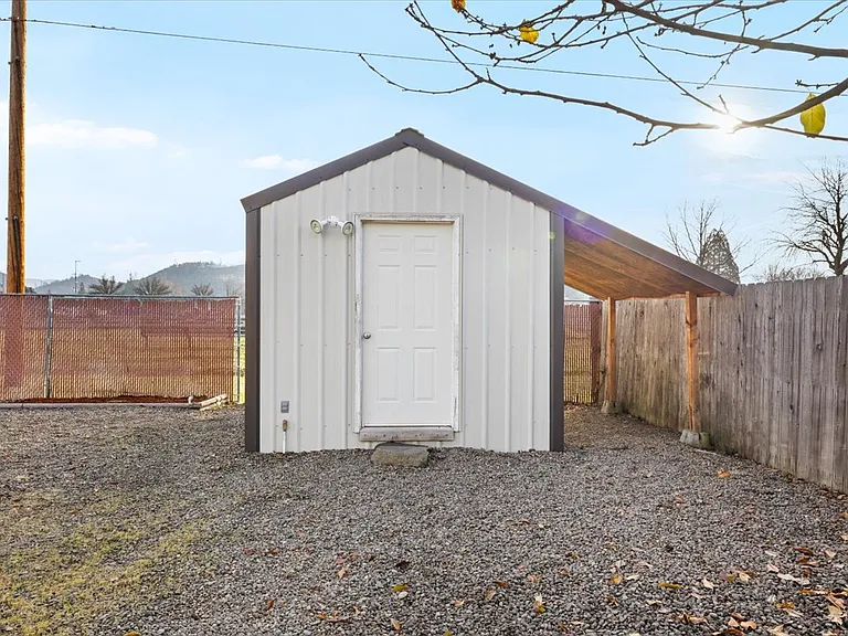 106 N Buchanan Ave — Photo 23