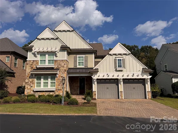 8916 Blakeney Dr, Charlotte, NC 28277