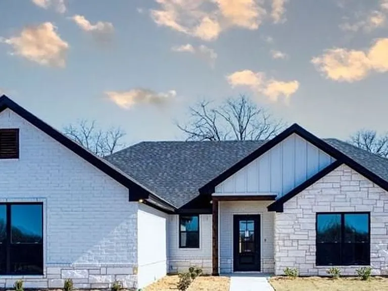 401 Old Authon Rd — Photo 1