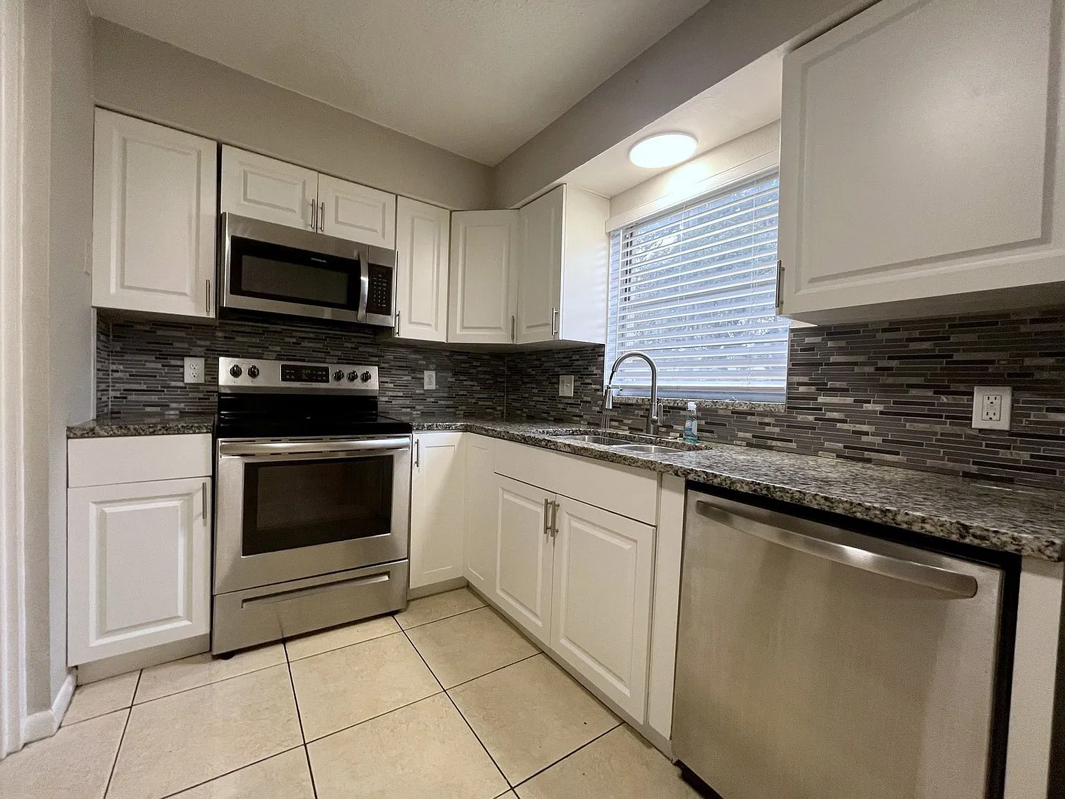2 bed, 1.0 bath, 812 sqft, $1,350 — Photo 2
