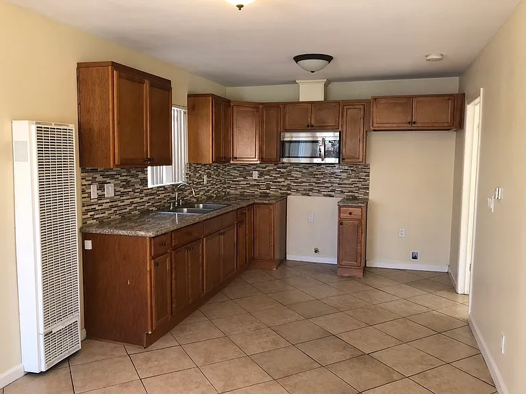 434 W 63rd Pl — Photo 2