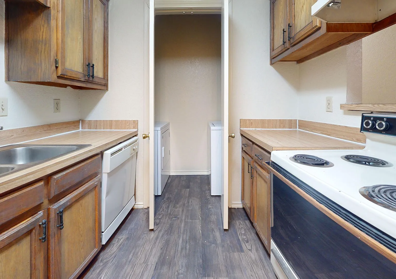 Sycamore Place Apartments - 1 & 2 Bedroom Apartments - Walking distance to University of North Texas — Photo 1