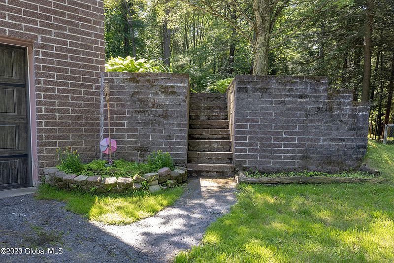 5th image of 190 Reynolds Road
