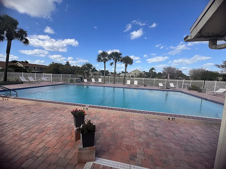 1432 SE Colchester Cir — Photo 10