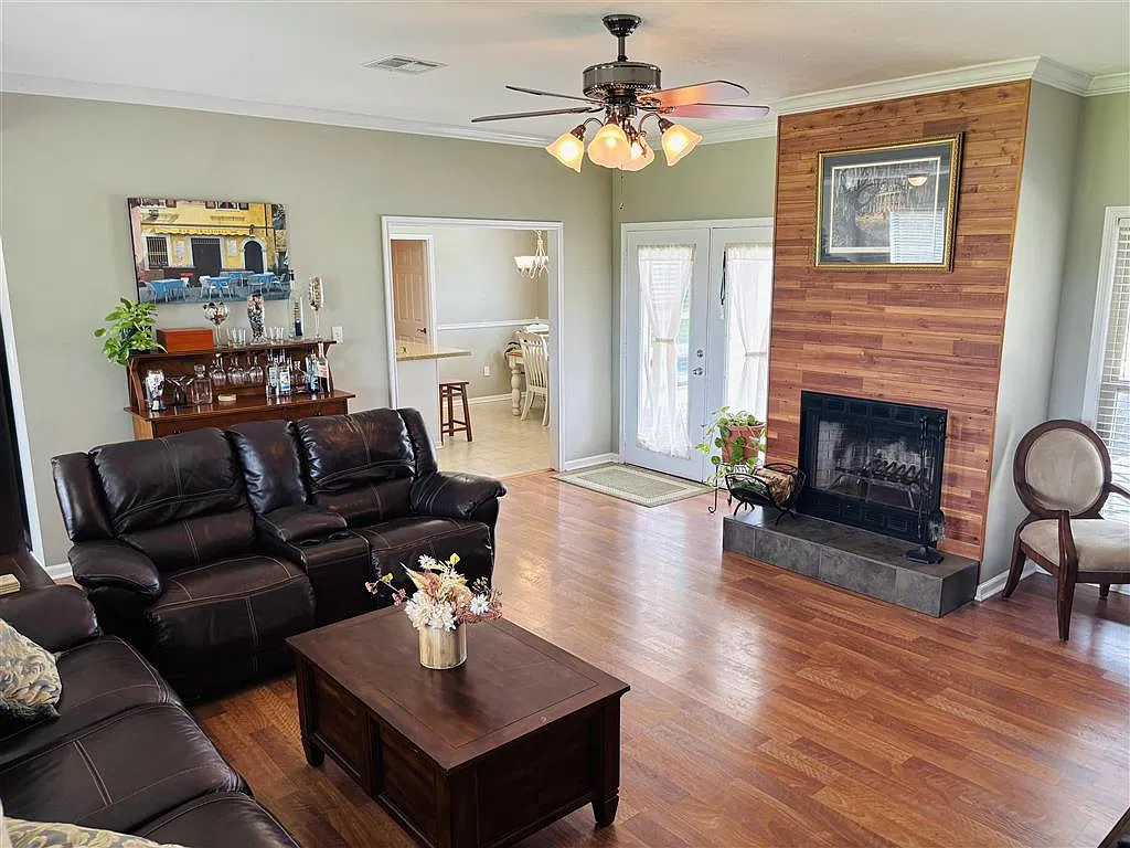 3 bed, 2.0 bath, 1764 sqft, $3,500 — Photo 3