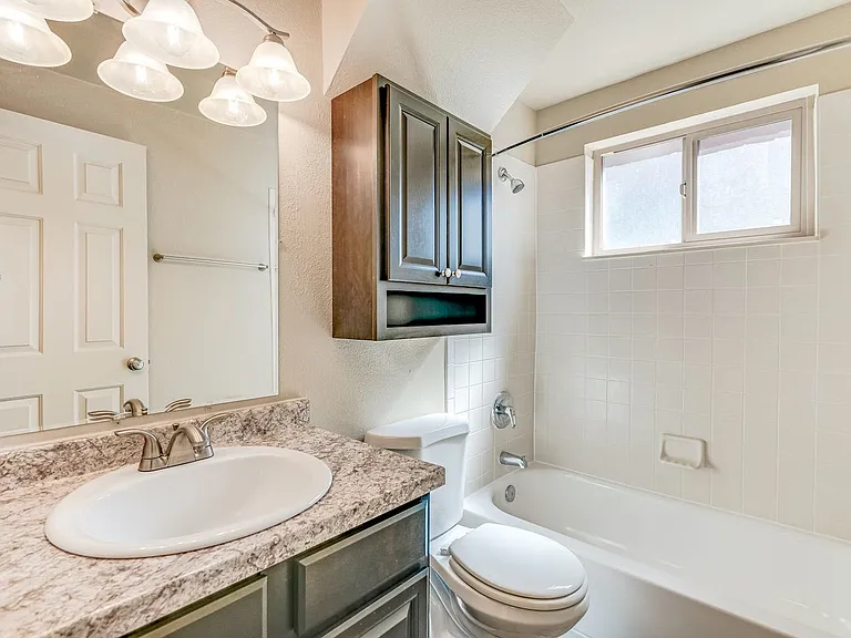 Woodridge Apartments — Photo 30