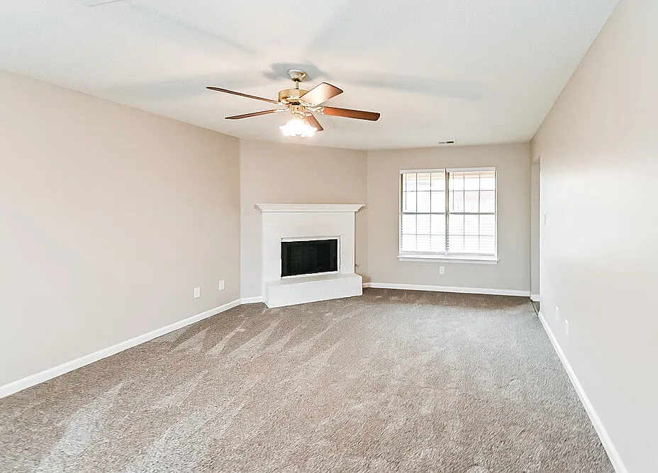3 bed, 2.5 bath, 2137 sqft, $2,070 — Photo 4