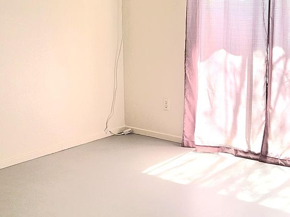 5th image of 2829 N Estrella Ave #2
