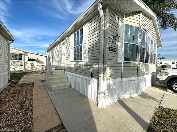 3rd image of 4610 Lincoln LN E