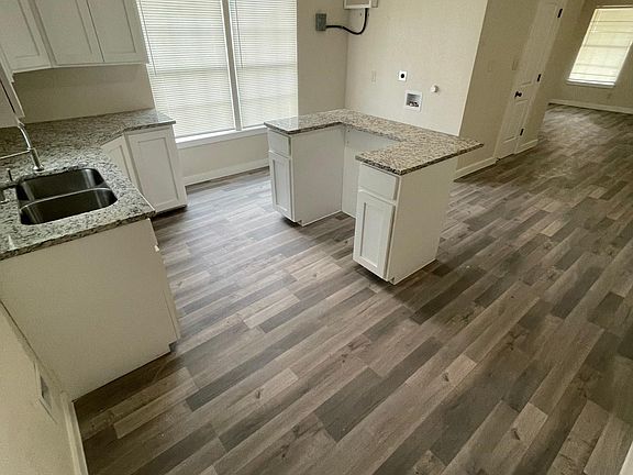 3rd image of 815 E Arlington Ave