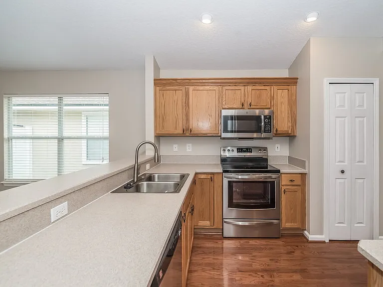 573 Redberry Ln — Photo 8