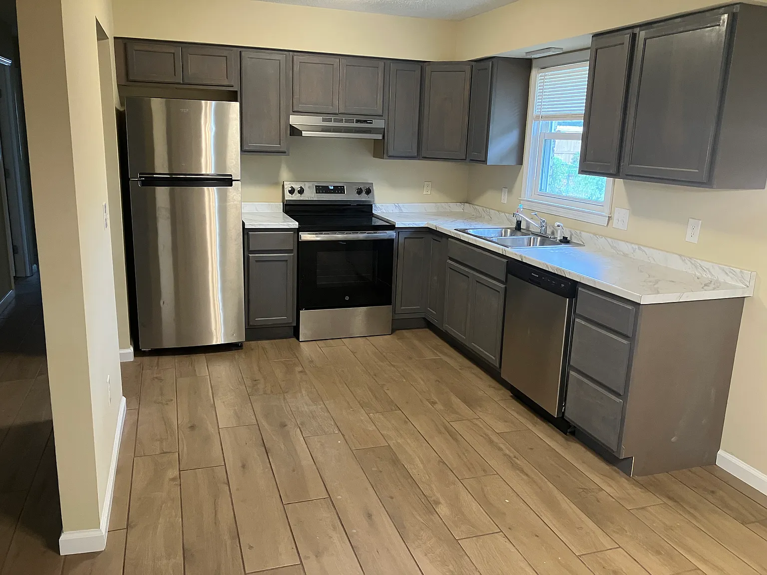 3 bed, 1.5 bath, 1075 sqft, $1,800 — Photo 3