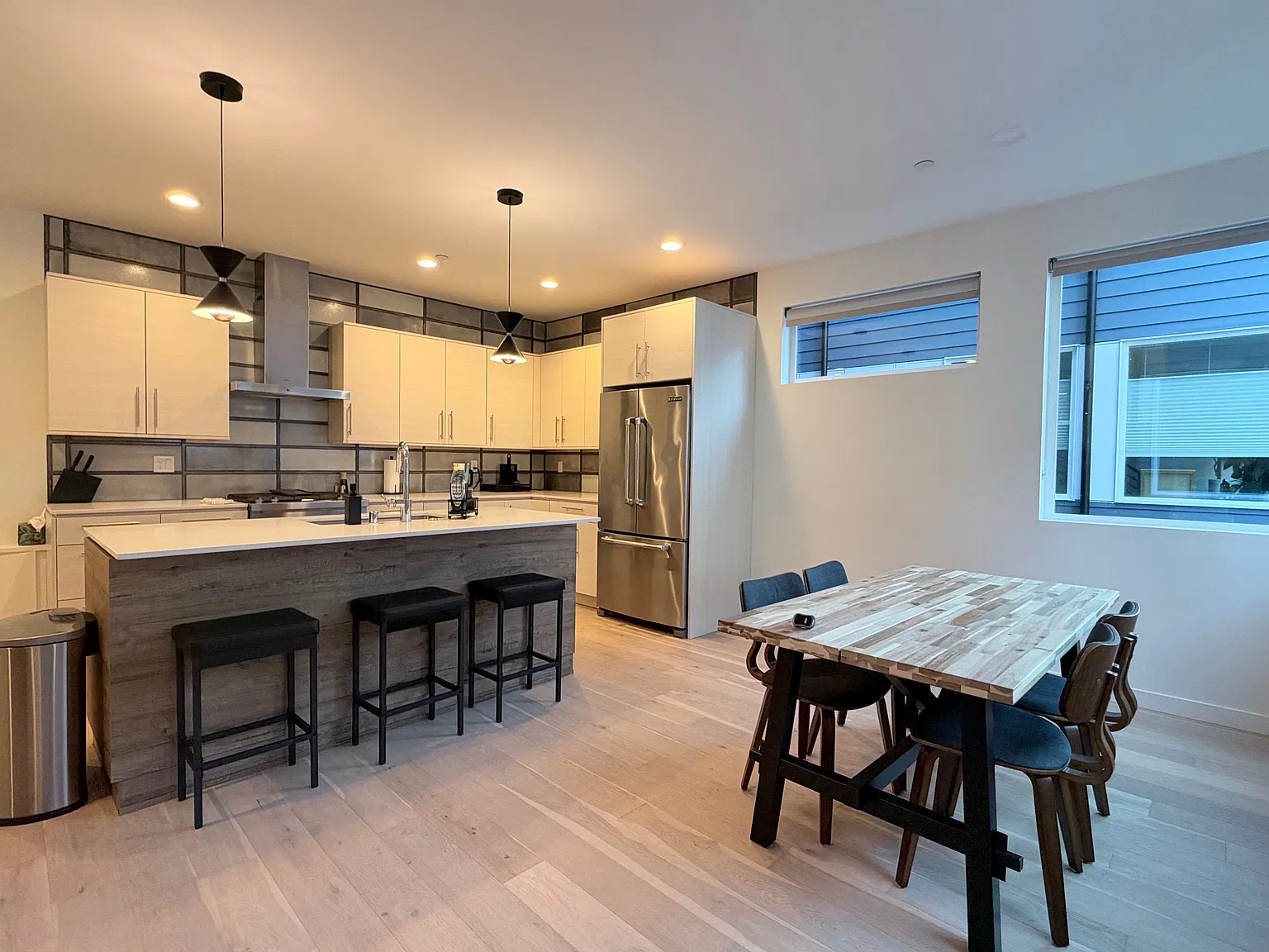 3 bed, 1324 sqft, $4,800 — Photo 4