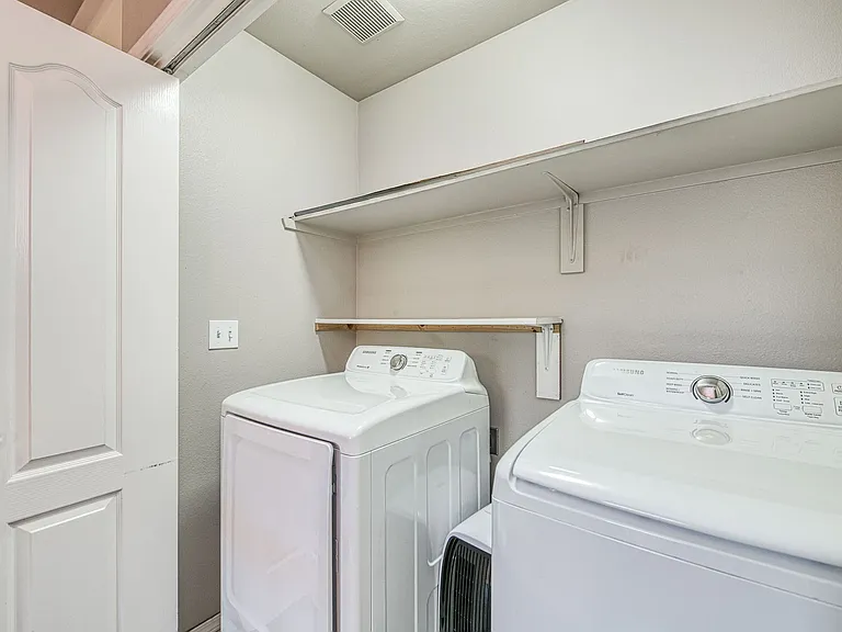 921 E Foxhill Dr — Photo 18