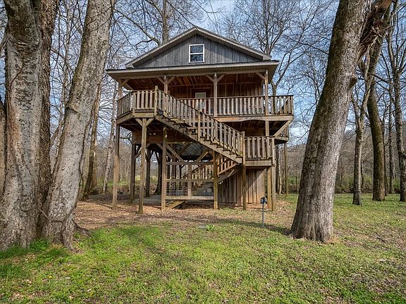 2nd image of 516 Barney Ln