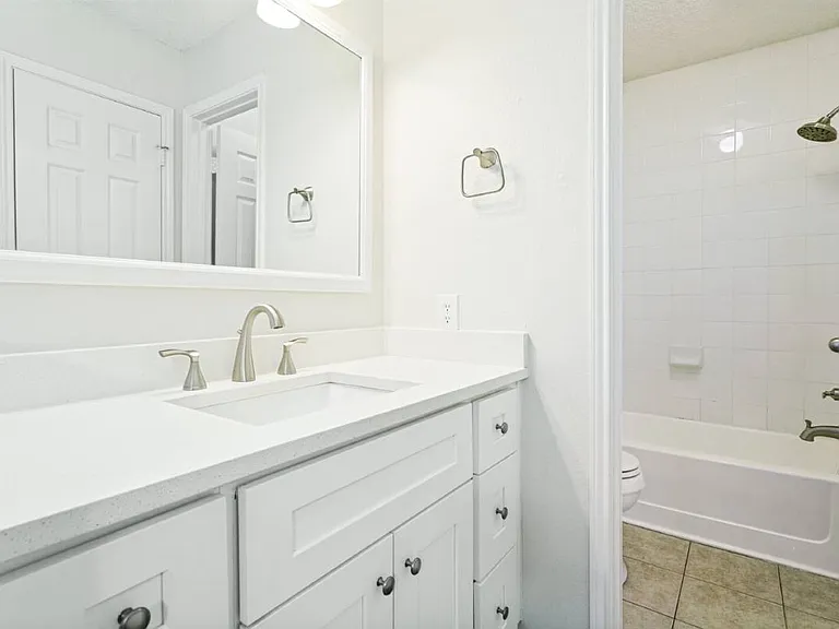 536 Clover Dr — Photo 7