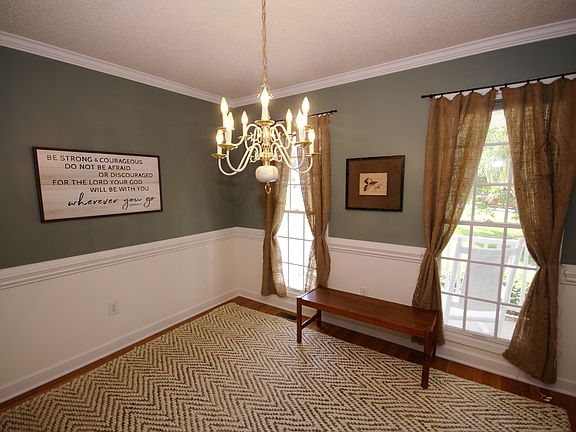 Chairrail/crown molding