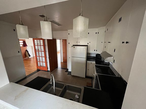 4th image of 102 Gloucester St