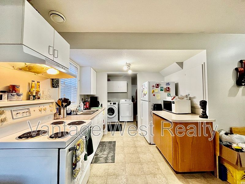 1st image of 934 Borden Ave #4