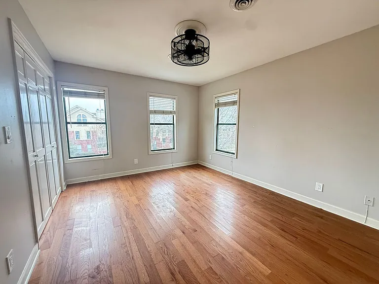 932B Russell St — Photo 1