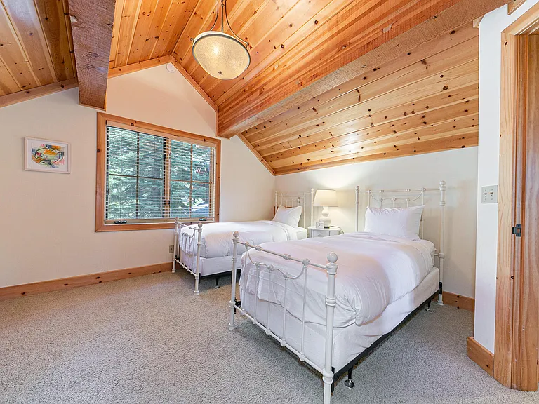 8520 Lahontan Dr — Photo 32
