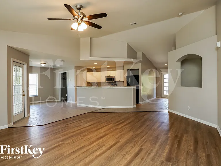 1002 NE 33rd Ln — Photo 2