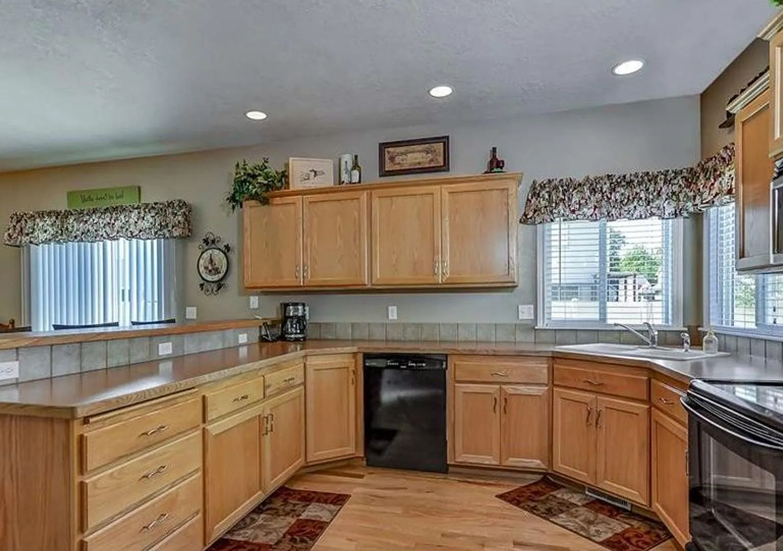 4 Bedroom House in West Boise — Photo 2