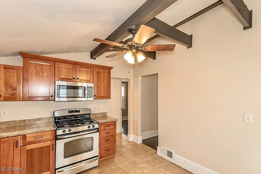 3 bed, 1327 sqft, $1,800 — Photo 4