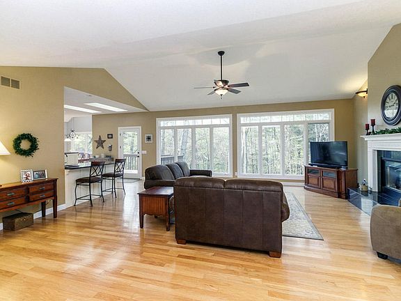 5th image of 324 Eagle Ridge Rd